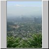 Santiago de Chile  unterwegs zum Gipfel des Cerro San Cristobal, Blick auf die Stadt im Smog