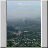 Santiago de Chile  unterwegs zum Gipfel des Cerro San Cristobal, Blick auf die Stadt im Smog