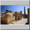 links blaue Kuppeln des Pahlawan Mahmoud Mausoleums, rechts Islam Hodscha Minarett, Chiwa