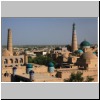 links das Minarett der Dschuma-Moschee, davor Muhammad Rahim-Chan Medrese, rechts das Islam Hodscha Minarett und das Pahlawan Mahmoud Mausoleum, Chiwa
