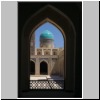 Innenhof der Kalon Moschee mit Blick auf die blaue Kuppel der ir-i-Arab-Medrese, Buchara
