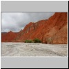 rote Sandsteinhänge bei Aoyi Take Aigezi, an dem Karakorum Highway