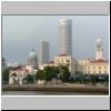 Blick vom Boat Quay auf die gegen&uuml;berliegende Seite des Singapur Rivers, von links: Parlamentsgeb&auml;ude, Raffles-Denkmal, Empress Place Building, hinten der Turm vom Obersten Gerichtshof sowie der Uhrturm vom Victoria Theatre & Concert Hall