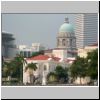 Blick vom Boat Quay auf die gegen&uuml;berliegende Seite des Singapur Rivers, vorne das Raffles-Denkmal, dahinter Parlamentsgeb&auml;ude, weiter hnten der Turm vom Obersten Gerichtshof