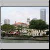 Blick vom Boat Quay auf die gegenüberliegende Seite des Singapore River, vorne das Empress Place Building