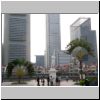 Promenade am Singapore River - Raffles-Denkmal und die Hochh&auml;user auf der gegen&uuml;berliegenden Seite des Singapore River
