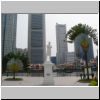 Promenade am Singapore River - Raffles-Denkmal und die Hochh&auml;user auf der gegen&uuml;berliegenden Seite des Singapore River