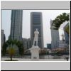 Promenade am Singapore River - Raffles-Denkmal und die Hochh&auml;user auf der gegen&uuml;berliegenden Seite des Singapore River