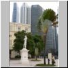 Promenade am Singapore River - Raffles-Denkmal und die Hochh&auml;user auf der gegen&uuml;berliegenden Seite des Singapore River