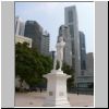 Promenade am Singapore River - Raffles-Denkmal und die Hochhäuser auf der gegenüberliegenden Seite des Singapore River