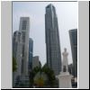 Promenade am Singapore River - Raffles-Denkmal und die Hochh&auml;user auf der gegen&uuml;berliegenden Seite des Singapore River
