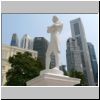 Raffles Denkmal und die Skyline am Boat Quay am Singapore River