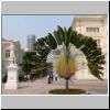 Promenade am Singapore River - eine F&auml;cherpalme und das Raffles-Denkmal