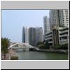 Blick von der Uferpromenade auf die Elgin Bridge über dem Singapore River und auf die Hochhäuser im Central Business District