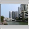 Blick von der Uferpromenade auf die Elgin Bridge &uuml;ber dem Singapore River und auf die Hochh&auml;user im Central Business District