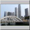 Blick von der Uferpromenade auf die Elgin Bridge &uuml;ber dem Singapore River und auf die Hochh&auml;user im Central Business District