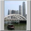 Blick von der Uferpromenade auf die Elgin Bridge &uuml;ber dem Singapore River und auf die Hochh&auml;user im Central Business District