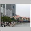 Blick vom S&uuml;dufer des Singapore River auf den Flu&szlig; und Boat Quay