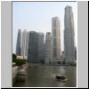 Blick vom Nordufer des Singapore River auf die Hochhäuser im Central Business District