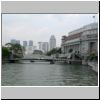 Singapore River - vorne die Cavenagh Bridge, rechts das Fullerton Hotel, hinten die Esplanade und vier Suncity-Towers