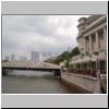 Singapore River - vorne die Anderson Bridge,  rechts das Fullerton Hotel, hinten die vier Suncity-Towers