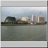Mündung des Singapore Rivers in die Marina Bay, hinten das Esplanade-Theater (Blick vom Merlion Park)