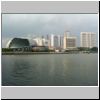 Mündung des Singapore Rivers in die Marina Bay, hinten das Esplanade-Theater (Blick vom Merlion Park)