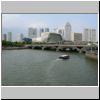 M&uuml;ndung des Singapore Rivers - Esplanade Bridge, dahinter das Esplanade-Theater, dahinter vier T&uuml;rme von Suntec-City (Blick von der Anderson Bridge)