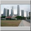 Padang und das Klubhaus des Singapore Cricket Club, hinten die Skyline, rechts die St. Andrews Road