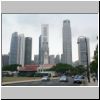 St. Andrews Road und Padang (links), hinten das Klubhaus des Singapore Cricket Club sowie die Skyline