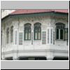 Little India - Fassade eines alten Wohnhauses im chinesisch-barocken Stil mit bunten Kacheln an der Petain Road / Ecke Sturdee Road