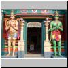Little India - Figuren am Eingang zum Sri Vadapathira Kaliamman Tempel