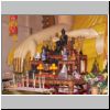 Little India - buddh. Sakaya Muni Buddha Gaya Tempel (Tempel der 1000. Lichter), ein Altar vor dem sitzenden Buddha