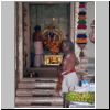 Little India - hinduistischer Sri Veeramakaliamman Tempel, Priester im Innenraum
