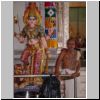 Little India - hinduistischer Sri Veeramakaliamman Tempel, Priester im Innenraum