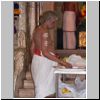 Little India - hinduistischer Sri Veeramakaliamman Tempel, Priester im Innenraum