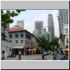 Chinatown - Kreuzung Boon Tat Street / Telok Ayer Street, links Nagore Durgha Ahrine, hinten die Skyline