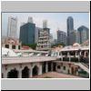 Chinatown - im Innenhof des Sri Mariamman Tempels, hinten die Skyline
