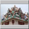 Chinatown - bunte Figuren im Innenhof des Sri Mariamman Tempels