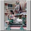 Chinatown - bunte Figuren im Innenhof des Sri Mariamman Tempels