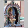 Chinatown - bunte Figuren im Innenhof des Sri Mariamman Tempels