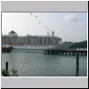 ein Schiff im Hafen gegen&uuml;ber der Sentosa-Insel