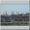 Blick von der Seilbahn (Cable Car) auf den Containerhafen, vorne die Br&uuml;cke zur Sentosa-Insel
