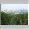Blick von der Sentosa-Insel auf den Containerhafen; hinten die Skyline von Singapur