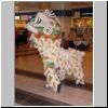 Tanzende chinesische L&ouml;wen bei der Begr&uuml;&szlig;ungszeremonie der Kreuzfahrtpassagiere im Hafengeb&auml;ude (Singapore Cruise Centre)