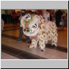 Tanzende chinesische Löwen bei der Begrüßungszeremonie der Kreuzfahrtpassagiere im Hafengebäude (Singapore Cruise Centre)