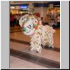 Tanzende chinesische Löwen bei der Begrüßungszeremonie der Kreuzfahrtpassagiere im Hafengebäude (Singapore Cruise Centre)
