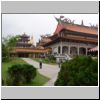 Kong Meng San Phor Kark See Tempel in Bishan - Halle des Großen Mitgefühls (Hall of Great Compassion), links der Trommelturm und die Pagode der 10.000 Buddhas