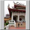 Kong Meng San Phor Kark See Tempel in Bishan - Halle des Großen Mitgefühls (Hall of Great Compassion), links der Trommelturm