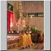 Kong Meng San Phor Kark See Tempel in Bishan - Mönche in der Halle des Großen Mitgefühls (Hall of Great Compassion)